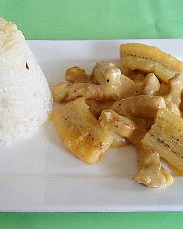 Putencurry mit gebratenen Bananen und Reis