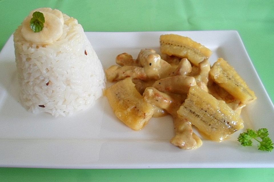 Putencurry mit gebratenen Bananen und Reis