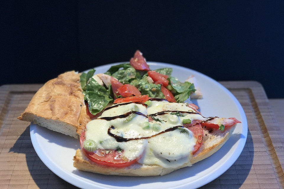 Fladenbrotpizza 'Caprese'