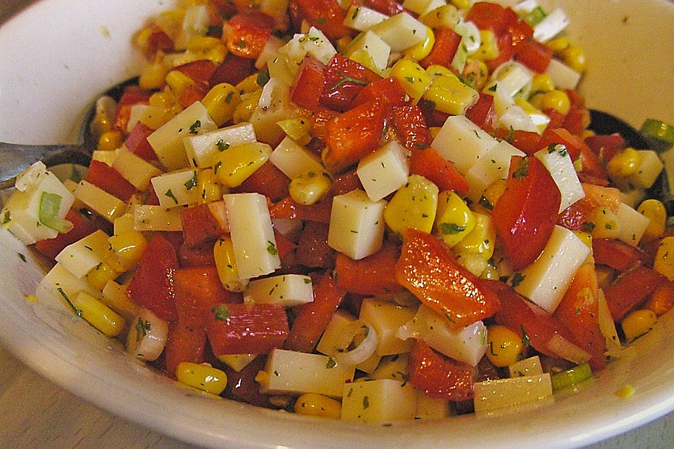 Käsesalat mit Mais und Paprika