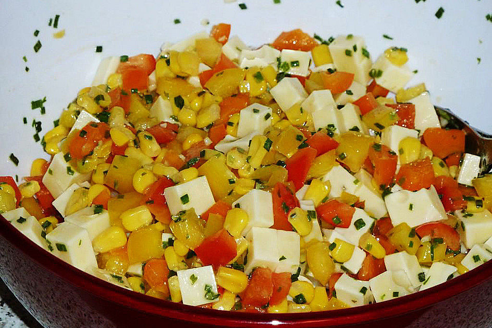 Käsesalat mit Mais und Paprika