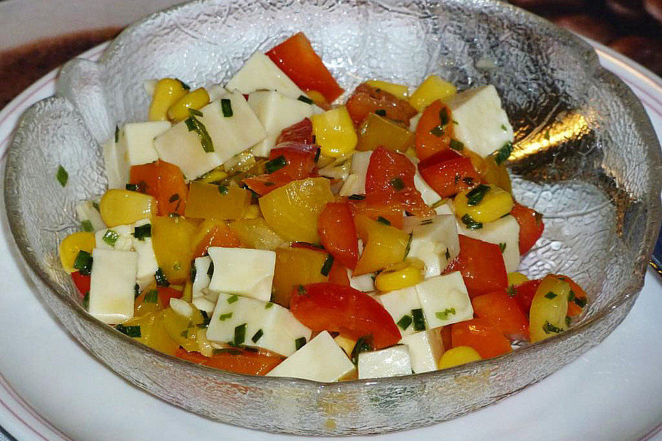 Käsesalat mit Mais und Paprika