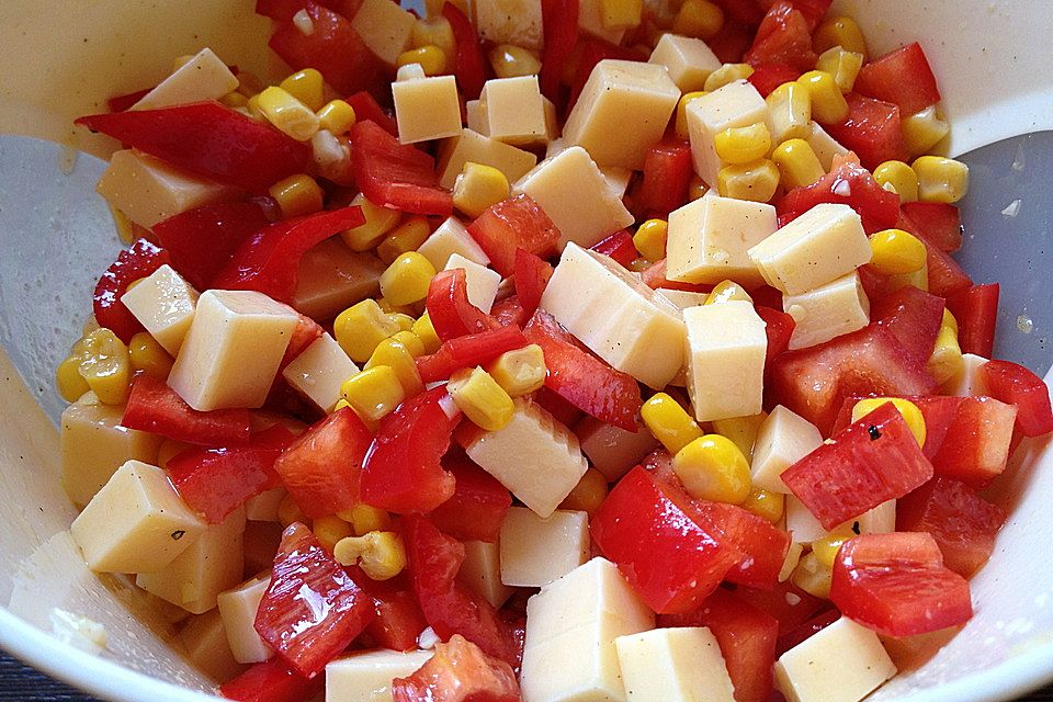 Käsesalat mit Mais und Paprika