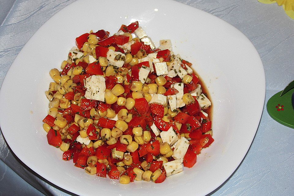 Käsesalat mit Mais und Paprika