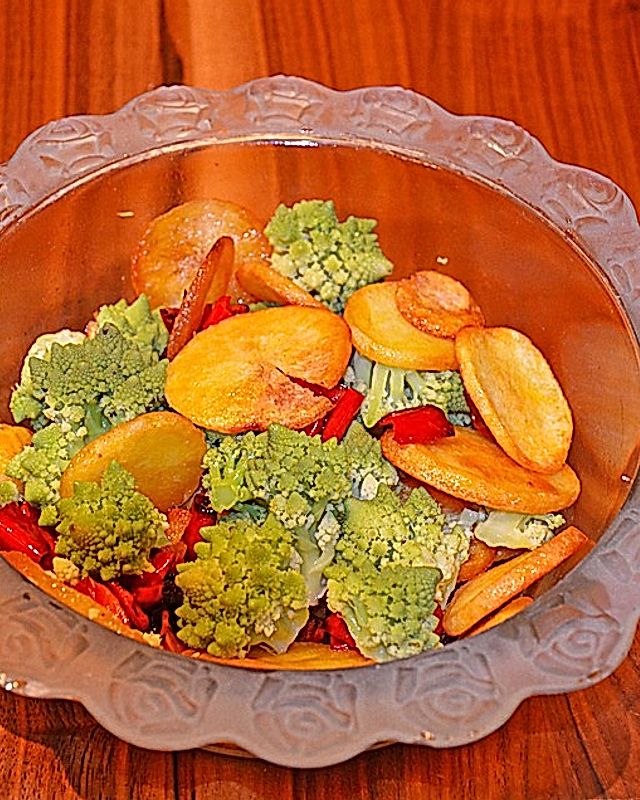 Backkartoffel - Paprika - Salat mit Romanesco