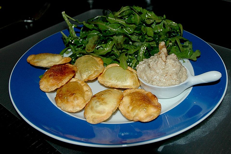 Knusprige Ravioli mit Walnusspesto an Rucola