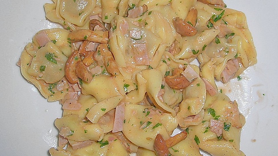 Tortellini Mit Eierschwammerl Schinken Sauce Von Sundra Chefkoch 
