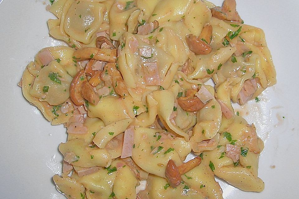 Tortellini mit Eierschwammerl - Schinken - Sauce