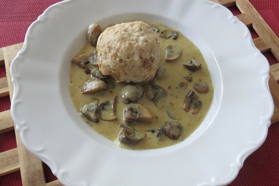 Semmelknödel mit Champignonrahmsauce