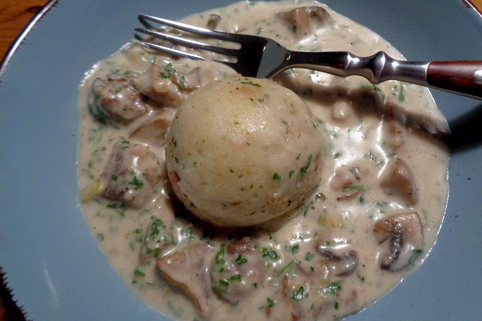 Semmelknödel mit Champignonrahmsauce