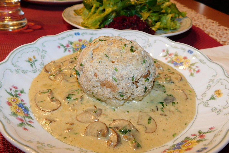 Semmelknödel mit Champignonrahmsauce