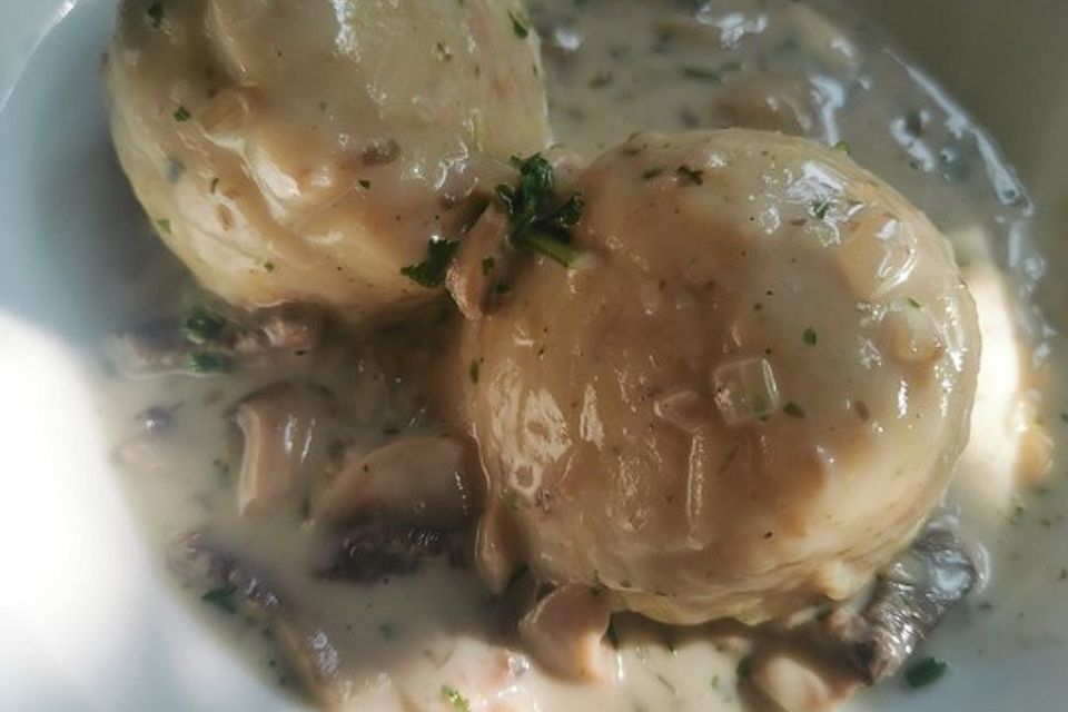 Semmelknödel mit Champignonrahmsauce