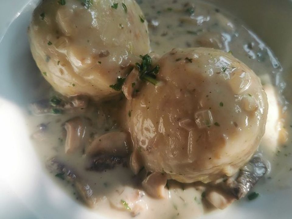 Semmelknödel mit Champignonrahmsauce von PottiXY | Chefkoch