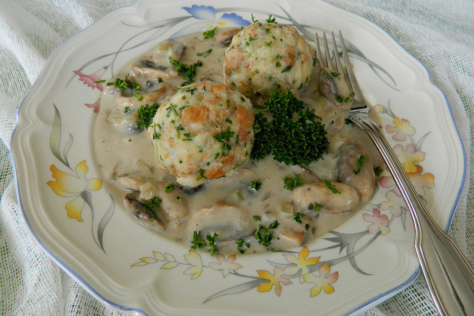 Semmelknödel mit Champignonrahmsauce