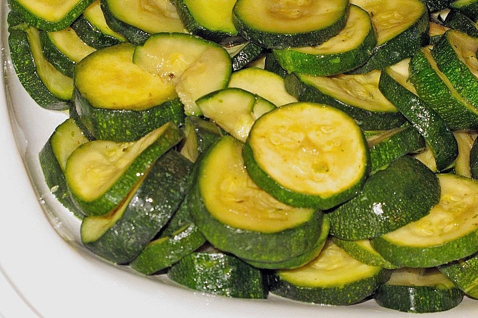 Zucchini mariniert