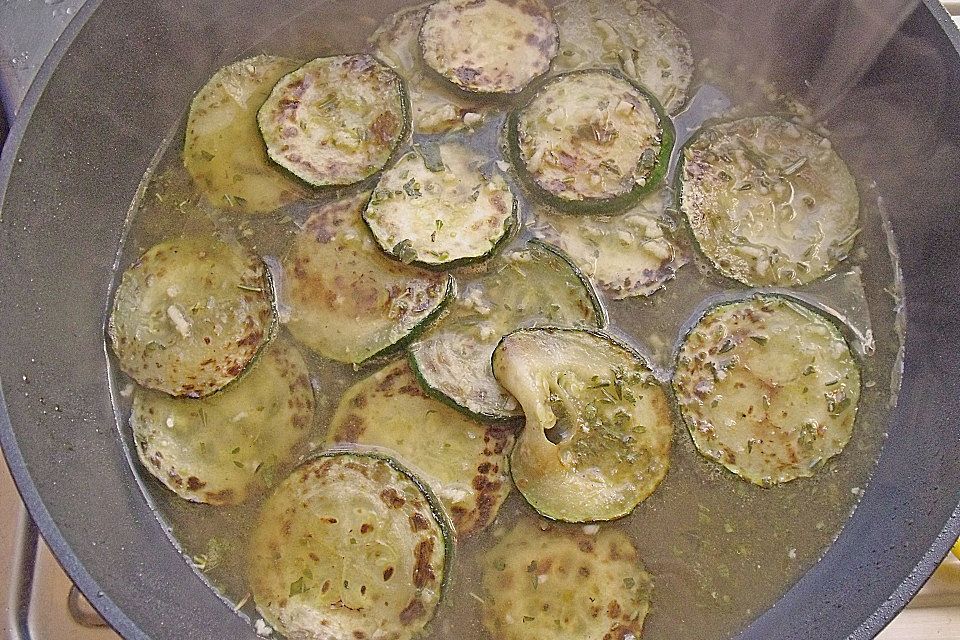 Zucchini mariniert