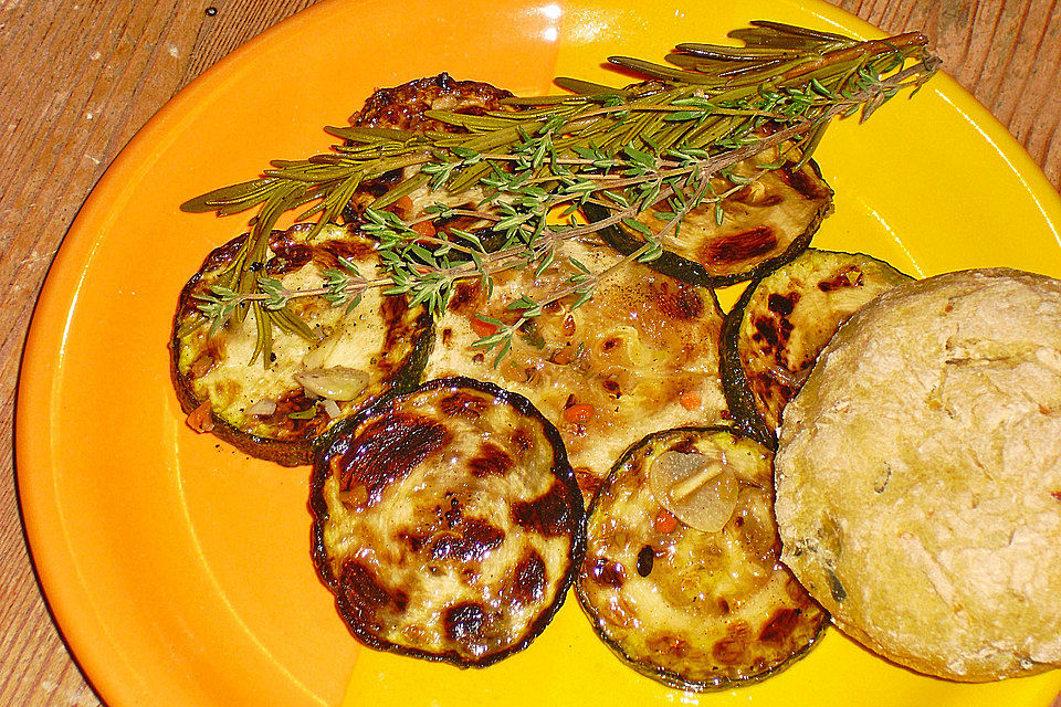 Zucchini mariniert