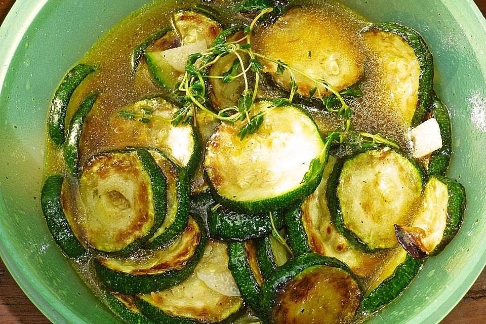 Zucchini mariniert