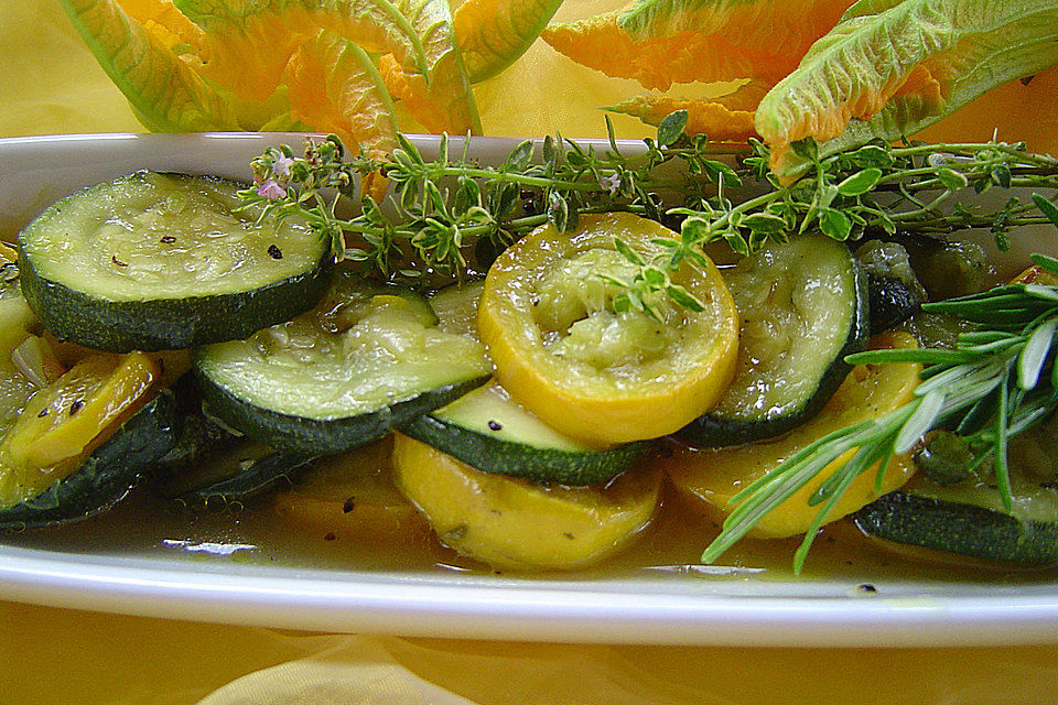 Zucchini mariniert