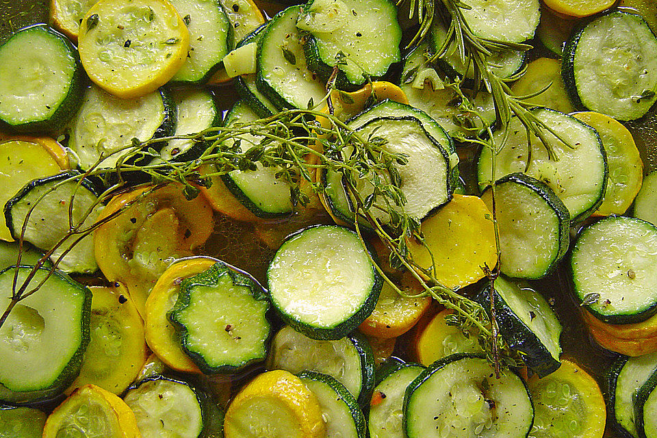 Zucchini mariniert