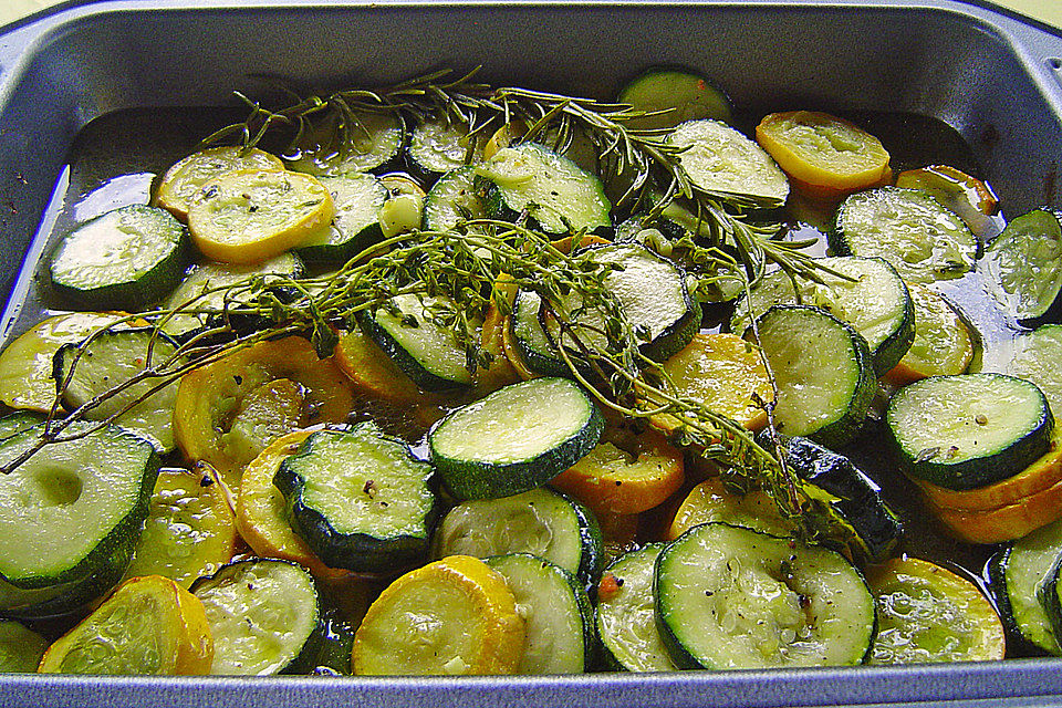 Zucchini mariniert