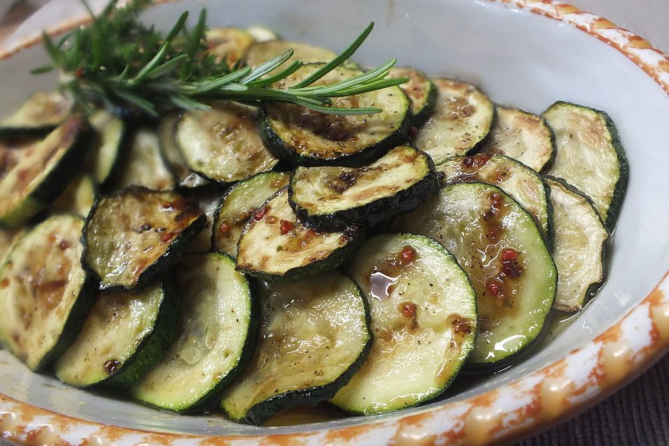 Zucchini mariniert