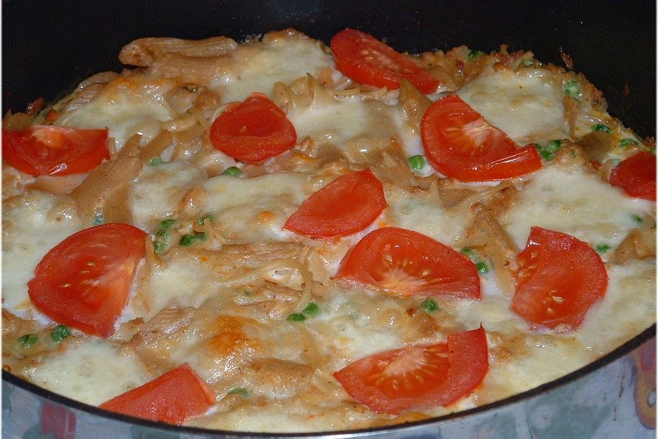 Nudelauflauf mit Mozzarella und Tomaten