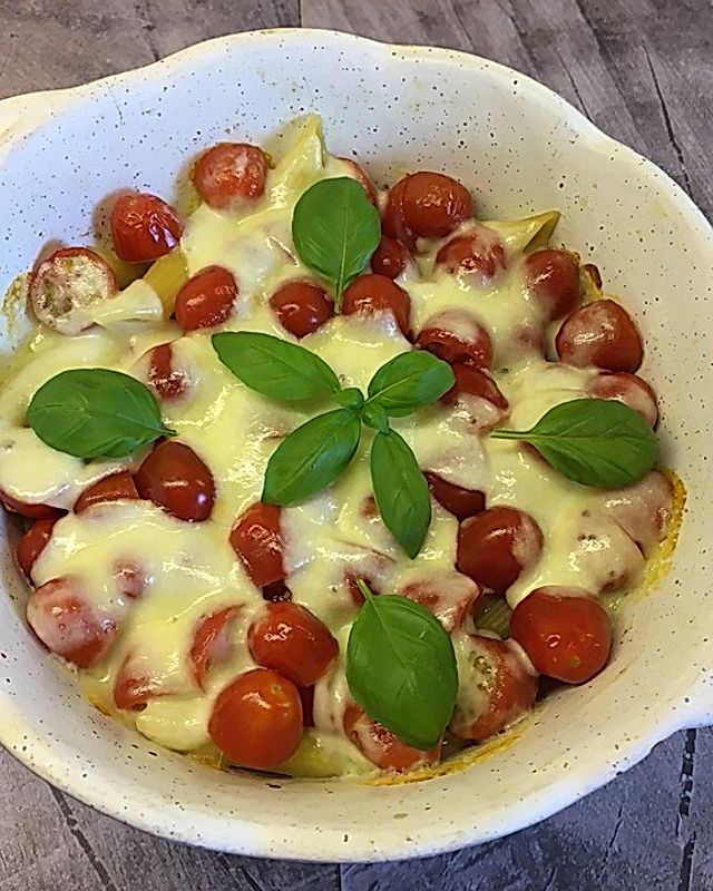Nudelauflauf mit Mozzarella und Tomaten