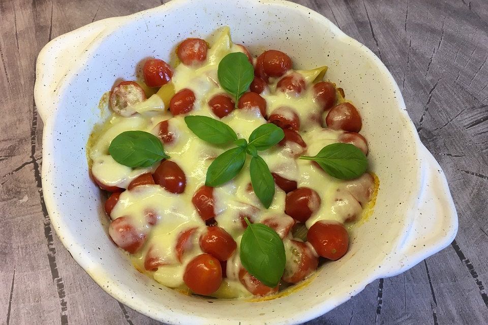 Nudelauflauf mit Mozzarella und Tomaten