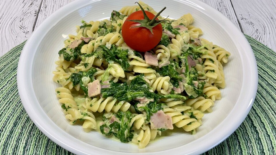 Nudeln mit Spinat - Sahne - Sauce mit Kochschinken von vampires_kiss Nudeln mit Spinat - Sahne - Sauce mit Kochschinken von vampires_kiss