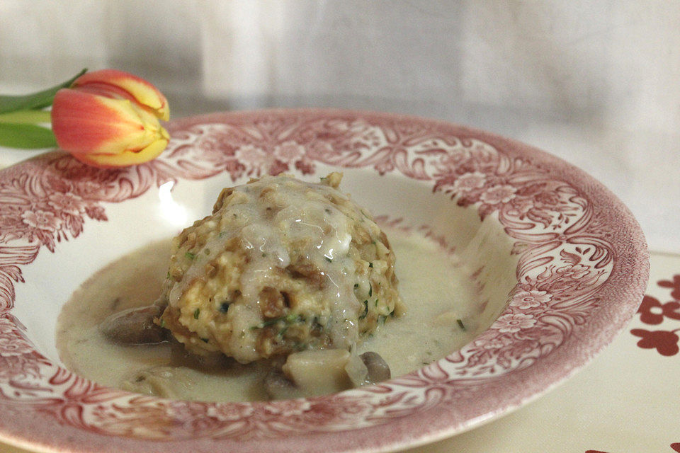 Semmelknödel oder Serviettenknödel mit Pilzgemüse