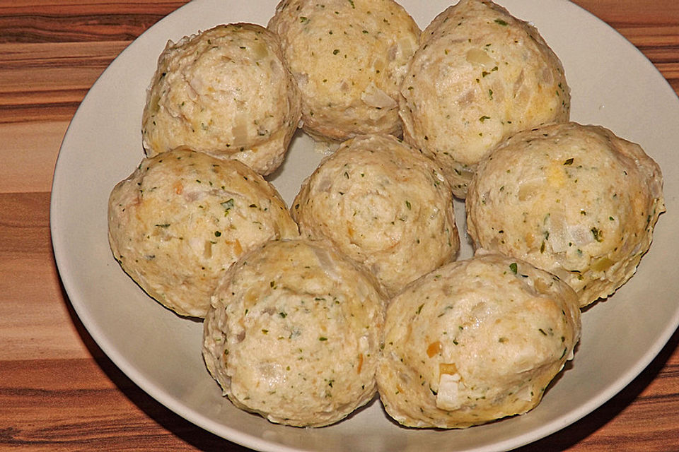 Semmelknödel oder Serviettenknödel mit Pilzgemüse