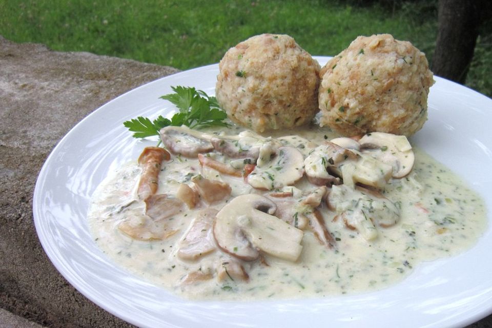 Semmelknödel oder Serviettenknödel mit Pilzgemüse