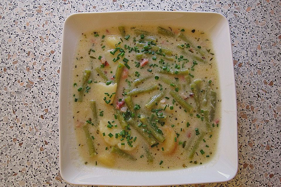 Kartoffelsuppe mit Bohnen und Speck