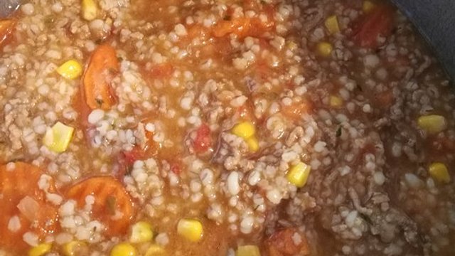 Bunter Hackfleischtopf mit Graupen von ertnuss