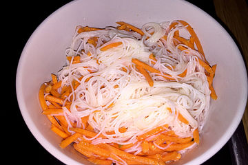 Pikanter Karottensalat mit Glasnudeln