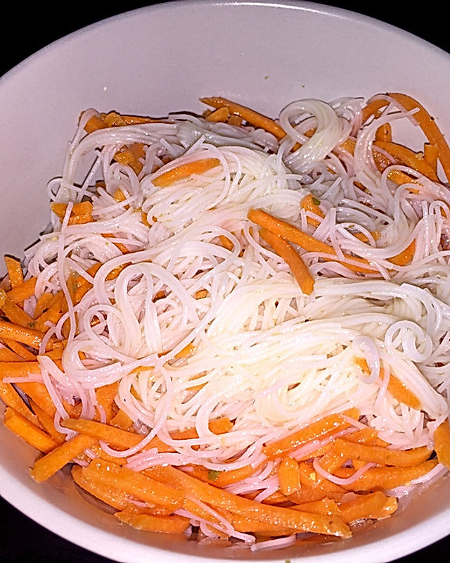 Pikanter Karottensalat mit Glasnudeln