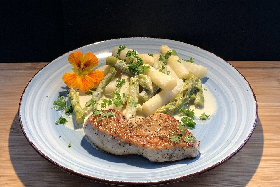 Weiß-grüner Spargel mit Putenschnitzel