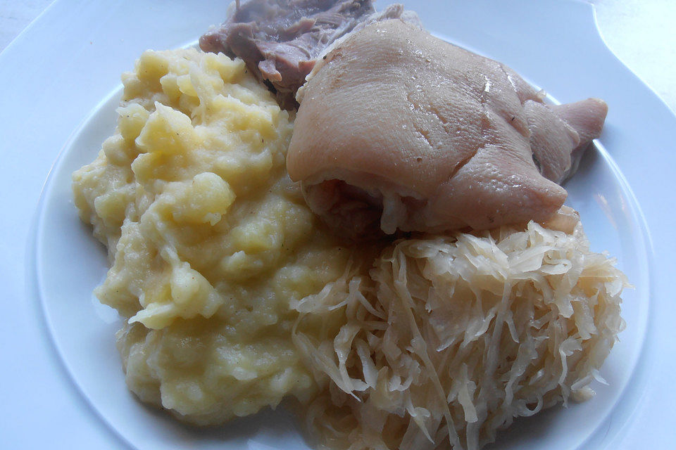 Pökeleisbein mit Meerrettichsauce