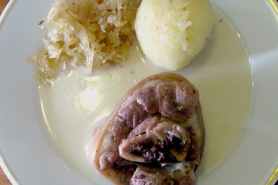 Pökeleisbein mit Meerrettichsauce