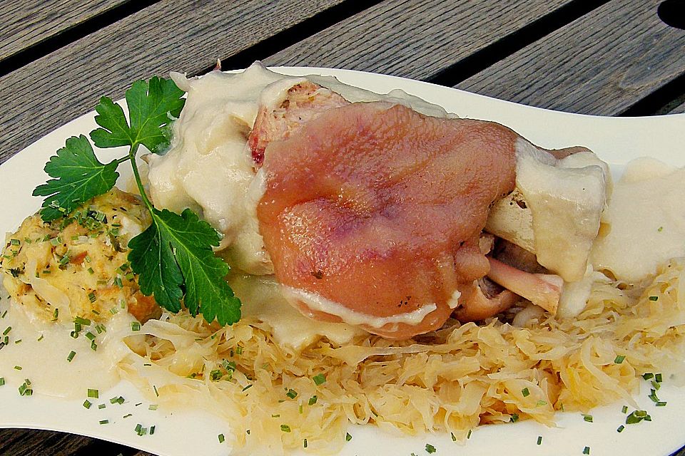 Pökeleisbein mit Meerrettichsauce