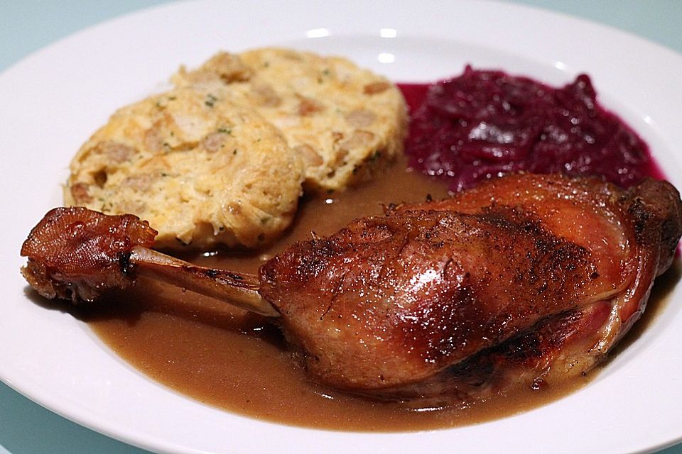 Gänsekeule mit Äpfel und Zwiebeln