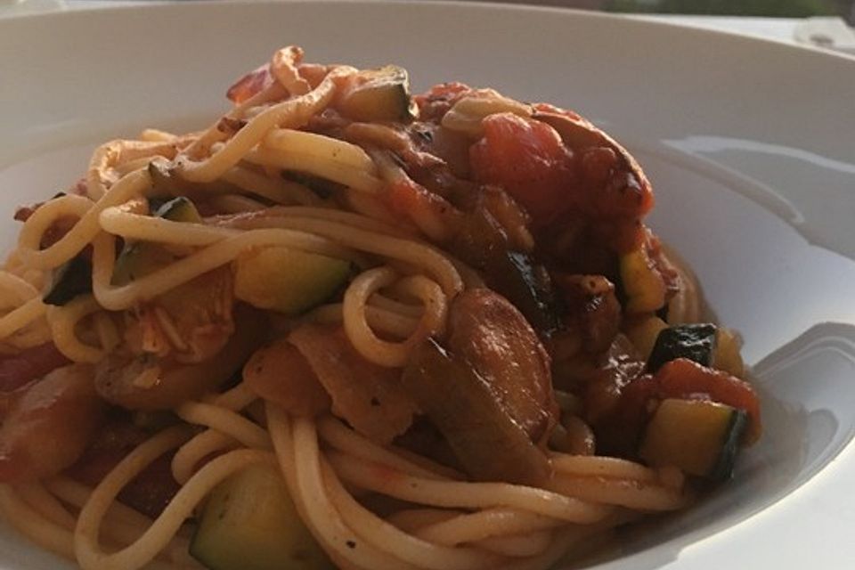 Pikante Zucchini-Tomaten-Bacon-Spaghetti