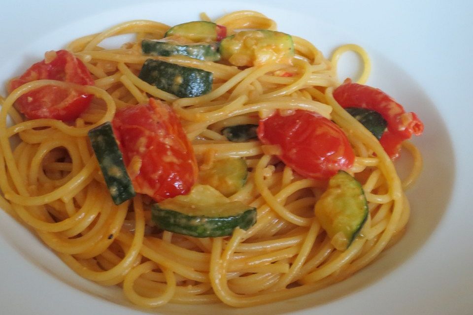 Pikante Zucchini-Tomaten-Bacon-Spaghetti