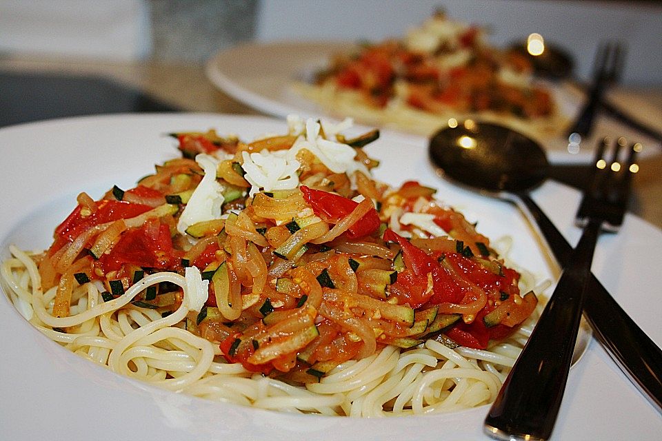 Pikante Zucchini-Tomaten-Bacon-Spaghetti