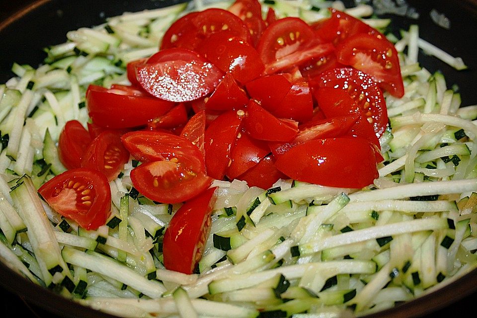 Pikante Zucchini-Tomaten-Bacon-Spaghetti