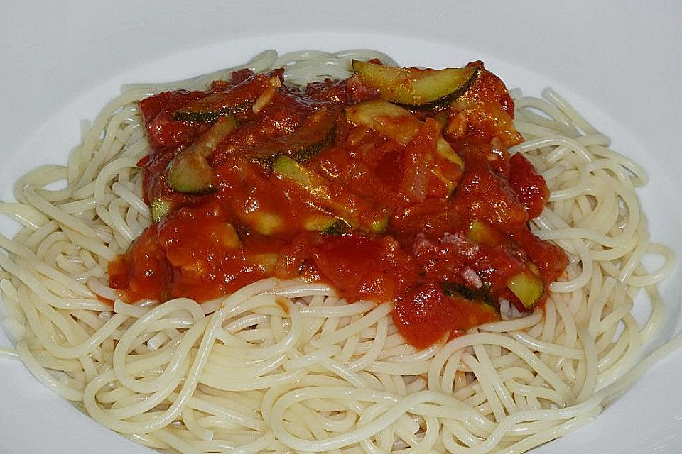 Pikante Zucchini-Tomaten-Bacon-Spaghetti