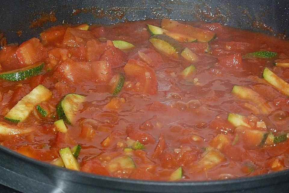 Pikante Zucchini-Tomaten-Bacon-Spaghetti