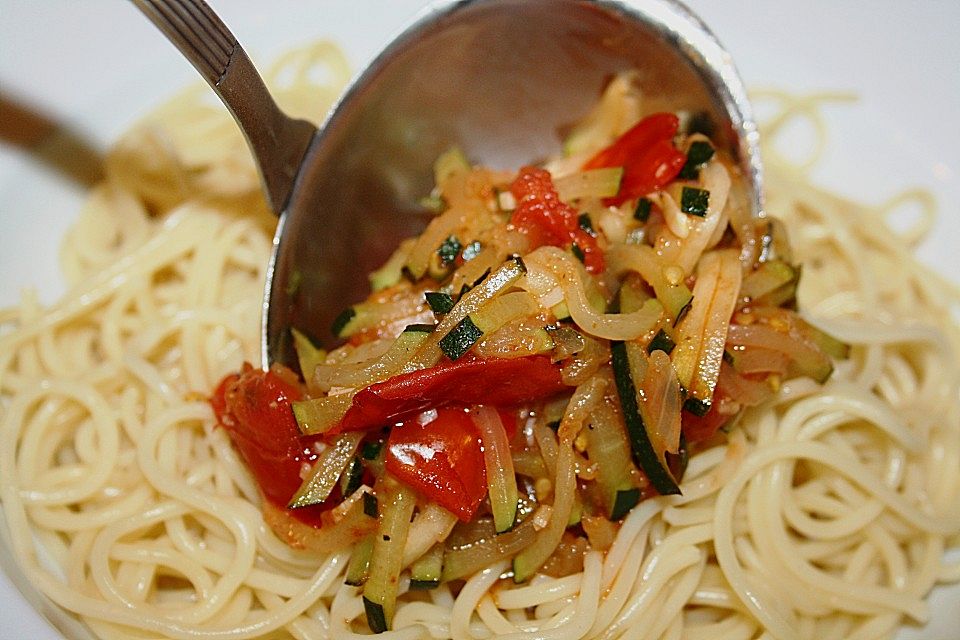 Pikante Zucchini-Tomaten-Bacon-Spaghetti