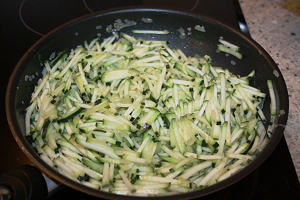 Pikante Zucchini-Tomaten-Bacon-Spaghetti